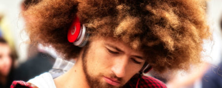 چرا بدن ما هنگام شنیدن آهنگ مورد علاقه مان واکنش نشان می دهد؟