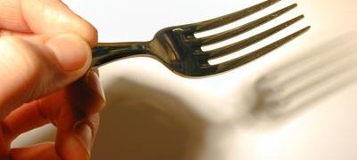 با استفاده از چنگال تابلوی خود را با روشی خلاقانه و آسان به دیوار آویزان کنید