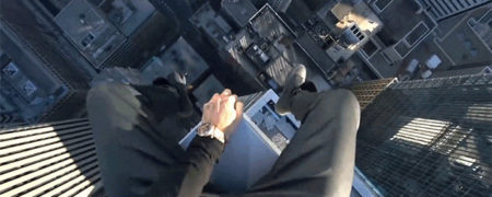 ترسناک و دلهره آور؛ حرکات نمایشی بر لبه پشت بام یک آسمان خراش [تماشا کنید]