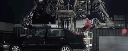 ربات قدرتمند و غول پیکری که می تواند یک ماشین را همانند اسباب بازی بلند کند [تماشا کنید]