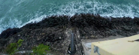 پرشی هیجان انگیز با دوچرخه به درون اقیانوس [تماشا کنید]