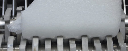 ویدیویی که خرد شدن اشیایی مانند مقوا و پلی استایرن را به تصویر می کشد [تماشا کنید]