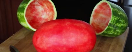 آموزش ترفند جالبی برای پوست کندن هندوانه که موجب شگفت زده شدن دوستانتان می شود [تماشا کنید]