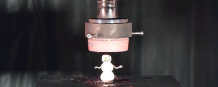 نابود شدن لوازم و درخت کریسمس توسط دستگاه پرس هیدرولیکی [تماشا کنید]