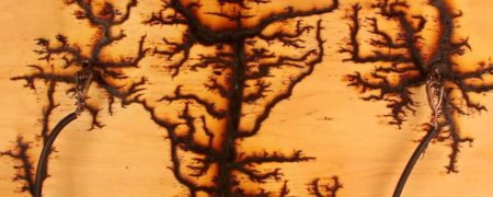 ویدئویی که طراحی فوق العاده جالب روی چوب با استفاده از جریان برق را نشان می دهد [تماشا کنید]