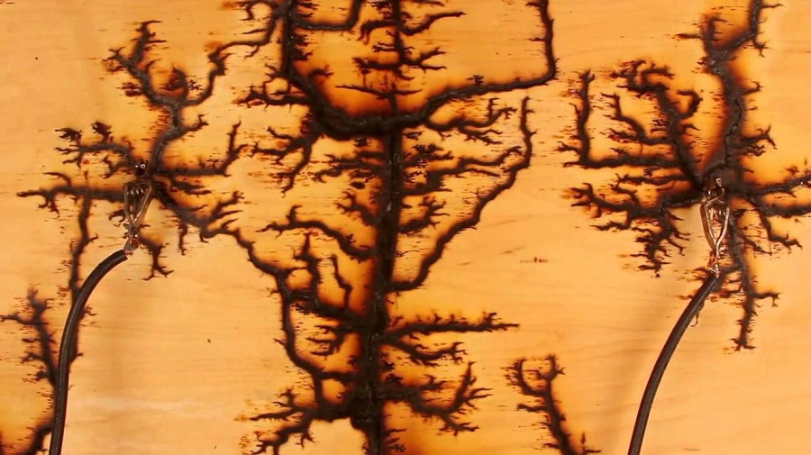 ویدئویی که طراحی فوق العاده جالب روی چوب با استفاده از جریان برق را نشان می دهد [تماشا کنید]