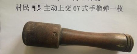 مرد چینی که ۲۵ سال با یک نارنجک دستی گردو می شکسته است