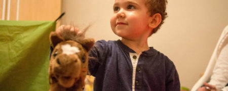 مجموعه تصاویری که اسباب بازی محبوب کودکان از خانواده های گوناگون با سطوح درآمد متفاوت را نشان می دهند