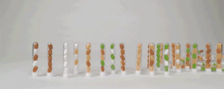 اسلحه ای که به جای گلوله بسته های آب نبات شلیک می کند [تماشا کنید]