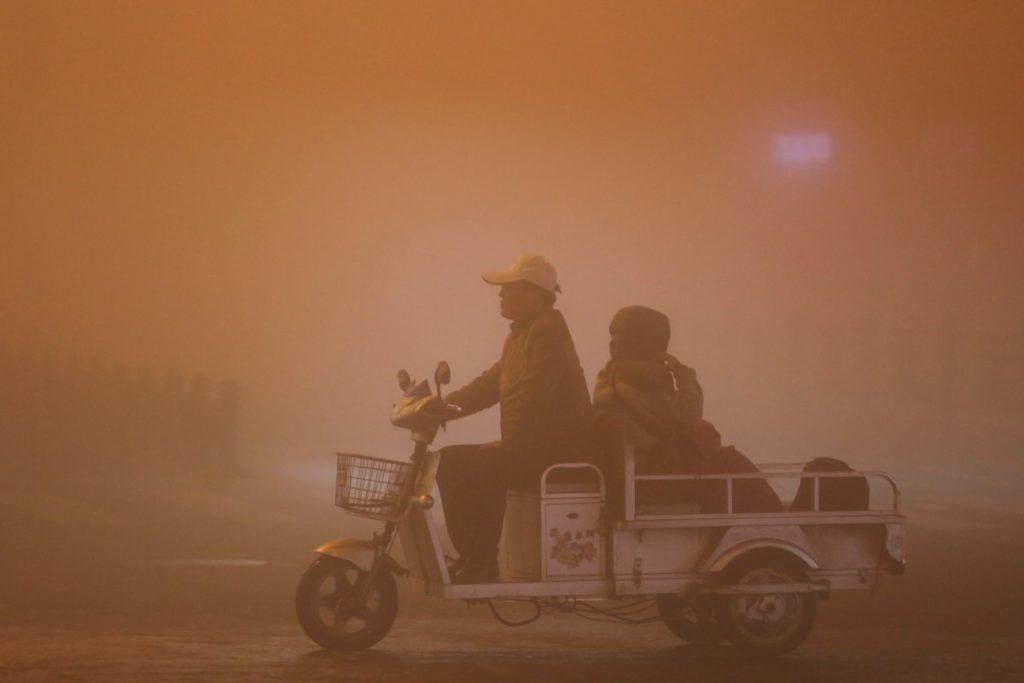 تصاویری هولناک که اوج آلودگی رعب آورِ اخیر هوا در چین را نشان می دهند