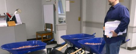 مردی که مالیات دو هزار دلاری خود را با ۳۰۰ هزار سکه در ۵ فرقان پرداخت