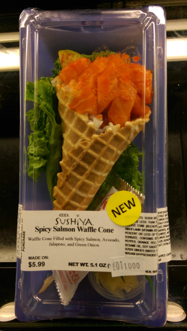این بسته که شبیه بستنی قیفی به نظر می رسد در واقع ایده آمریکایی ها برای فروش سوشی است. (این خوراک از سالمون قرمز تند، آووکادو، فلفل هالوپینو و پیازچه درون نان وافل تشکیل شده است.)