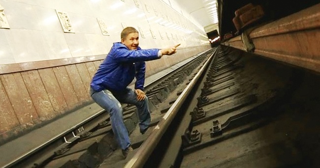 اگر روی ریل قطار مترو سقوط کردید، چه کاری باید انجام دهید تا سالم بمانید؟