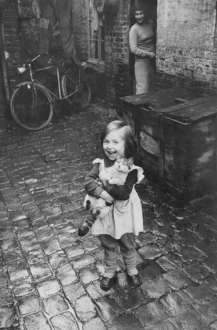 دختر بچه های که با گربه خانگی خود بسیار خوشحال است - 1959