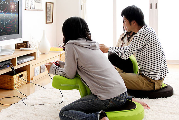 صندلی های تاشو؛ ابتکار جالب ژاپنی ها برای حل مشکلات جسمی ناشی از بازی های کامپیوتری