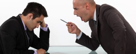 ۲۰ نشانه که ثابت می کنند رئیس تان از شما متنفر است