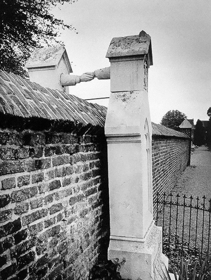 سنگ قبر یک زن کاتولیک و همسر وی که پروتستان بوده- هلند، 1888
