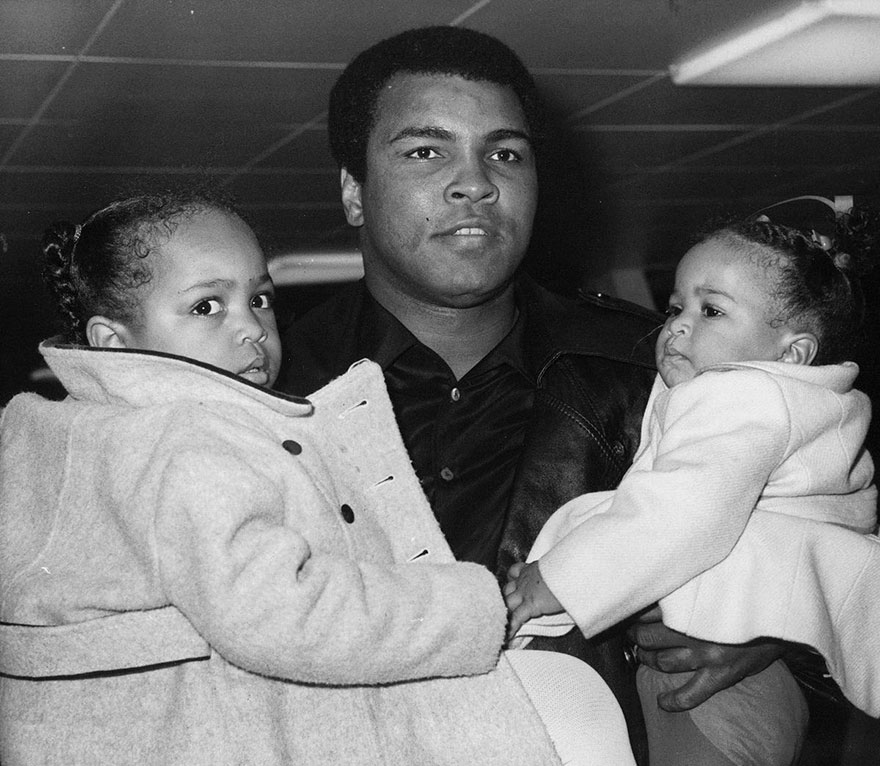 قهرمان بوکس جهان به همراه دو دختر خود در فرودگاه هیثرو لندن - 1977