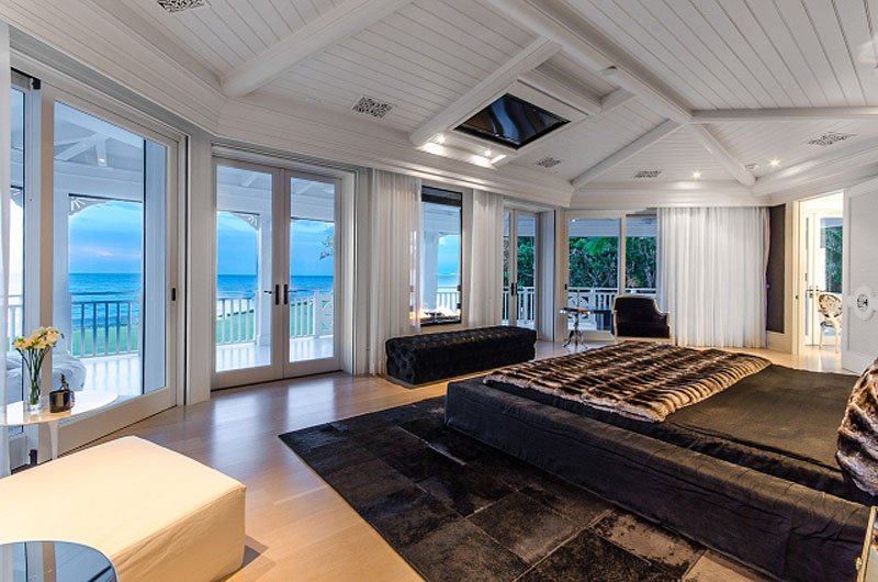 این اتاق یک بالکن اختصاصی با چشم انداز اقیانوس دارد و یکی از جاذبه های دیگر آن، تعبیه تلویزیون درون سقف و روبه روی تختخواب است.
