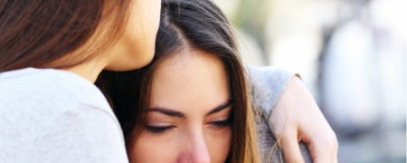 از دیدگاه روانشناسان، اطرافیان افراد مبتلا به افسردگی چگونه می توانند به آن فرد کمک کنند؟