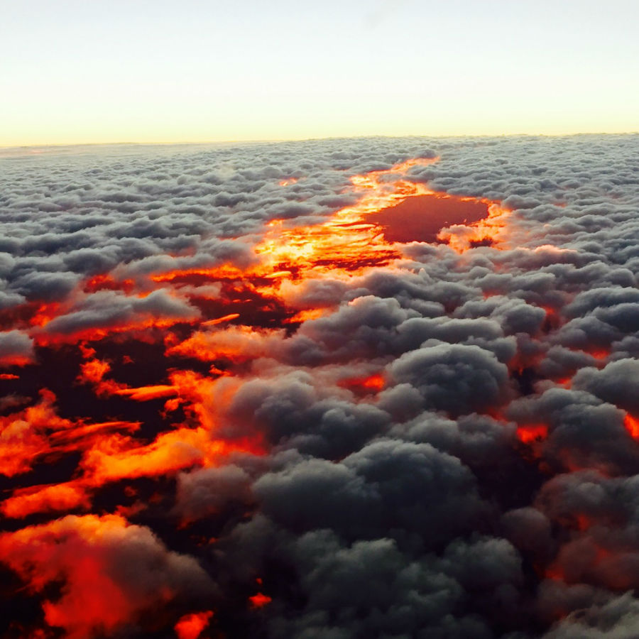 غروب خورشید از بالای ابرها در کشور استرالیا