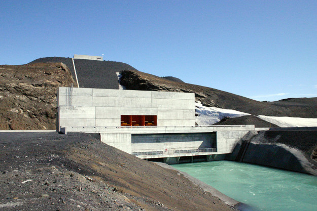 تقریبا تمامی برق کشور ایسلند از طریق انرژی هیدروالکتریک و منابع طبیعی آب گرم تامین می شود.