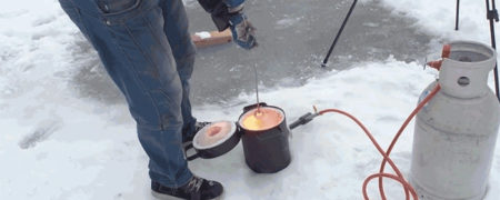 تقابل گرمای شدید و سرمای زیاد؛ لایه ضخیم یخ هنگام مواجهه با وزنه داغ چه واکنشی نشان می دهد؟ [تماشا کنید]