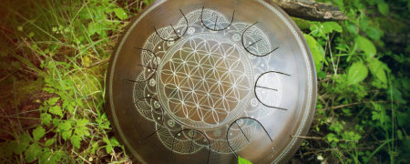 ساختن و نواختن یک ساز موسیقی خاص توسط هنرمند اوکراینی که صدایی معنوی دارد [تماشا کنید]