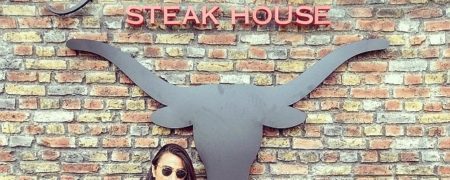 قصابی از ترکیه که به خاطر حرکات نمایشی اش حین کار کردن، در اینترنت به شهرت رسیده است [تماشا کنید]