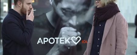 خلاقیت جالب یک بیلبورد تبلیغاتی؛ تصویر داخل تابلو با استشمام دود سیگار سرفه می کند