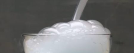 آزمایش حیرت آور یخ خشک؛ فرایندی که انجام آن می تواند حباب های بزرگ و شگفت انگیز تولید کند [تماشا کنید]