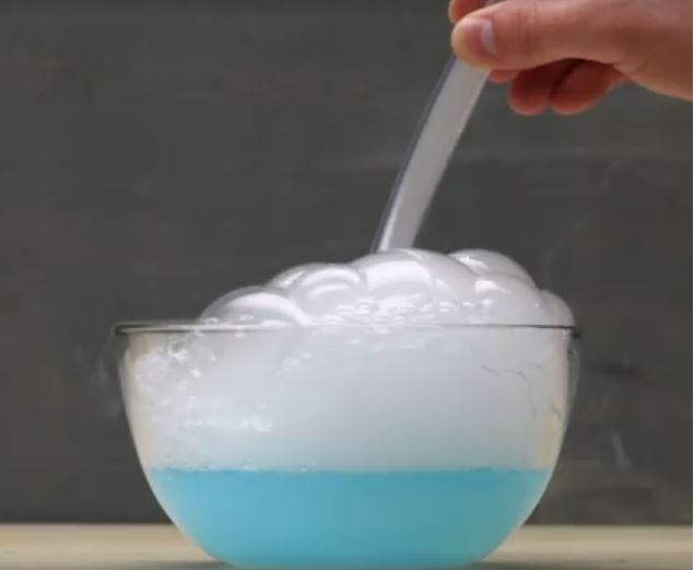 آزمایش حیرت آور یخ خشک؛ فرایندی که انجام آن می تواند حباب های بزرگ و شگفت انگیز تولید کند [تماشا کنید]