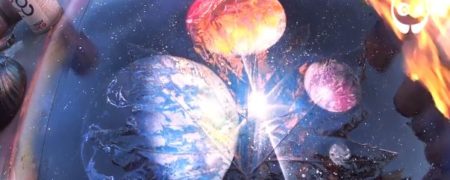 ترسیم نمایی زیبا از کهکشان روی برگ درخت و با استفاده از اسپری [تماشا کنید]