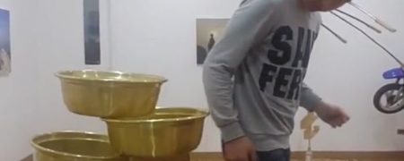 مهارت فوق العاده فرد کره ای در حفظ تعادل اجسام [تماشا کنید]