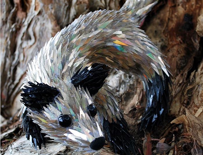 ساخت مجسمه های زیبا و خلاقانه با استفاده از سی دی های شکسته توسط هنرمند استرالیایی