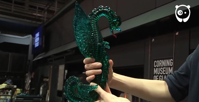 ساخت مجسمه بسیار زیبای اژدها با استفاده از شیشه توسط هنرمند آمریکایی [تماشا کنید]