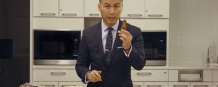 چگونه بال مرغ را به تمیزترین و راحت ترین شکل ممکن بخوریم؟ [تماشا کنید]