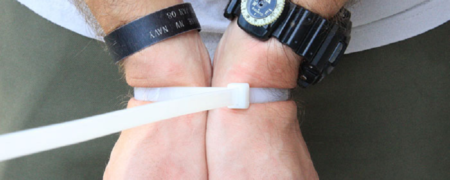 آموزش روشی آسان و بدون درد برای باز کردن بست پلاستیکی از دور مچ [تماشا کنید]