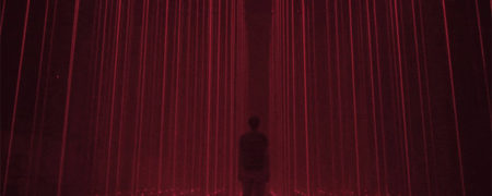 ساخت اتاقی عجیب با استفاده از صدها ستون لیزری [تماشا کنید]