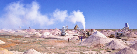 حیات در اعماق زمین؛ نگاهی به زندگی مجلل افراد در حفره هایی در زیر بیابان های استرالیا