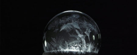 یخ زدن حباب ها و شکل گیری الگوهای جالب و دیدنی بر روی آن ها [تماشا کنید]