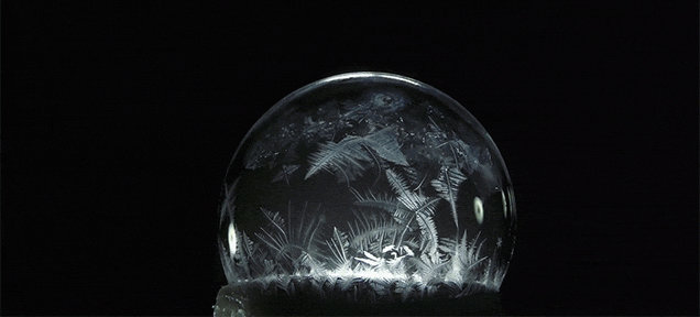 یخ زدن حباب ها و شکل گیری الگوهای جالب و دیدنی بر روی آن ها [تماشا کنید]