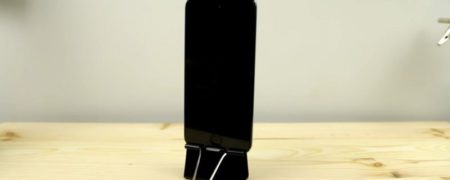 با گیره کاغذ برای موبایل خود پایه نگهدارنده بسازید [تماشا کنید]