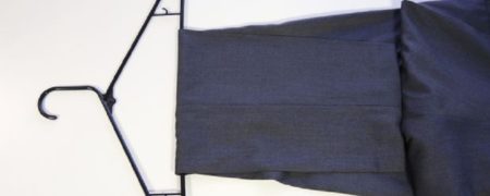 آموزش روش درست آویختن شلوار پارچه ای از چوب لباسی برای پیشگیری از لیز خوردن