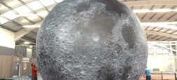 دیداری نزدیک از کره ماه با آثار چیدمان «لوک جرام»