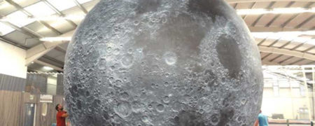 دیداری نزدیک از کره ماه با آثار چیدمان «لوک جرام»