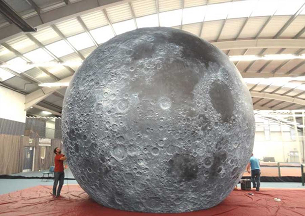 دیداری نزدیک از کره ماه با آثار چیدمان «لوک جرام»
