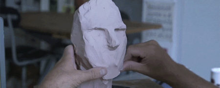 هنرمندی که واکنش انسان ها در شرایط گوناگون را در قالب مجسمه می سازد [تماشا کنید]