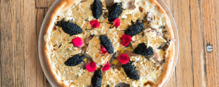 گران قیمت ترین پیتزای جهان که با ورقه های طلا تهیه می شود