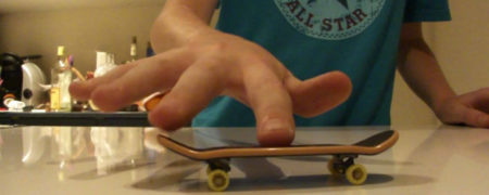 اسکیت سواری با انگشت؛ هنر شگفت انگیزی که توسط دست ها انجام می شود [تماشا کنید]